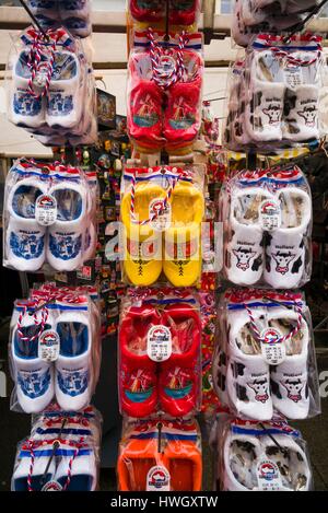 Niederlande, Amsterdam, Souvenir holländische Holzschuhe Stockfoto