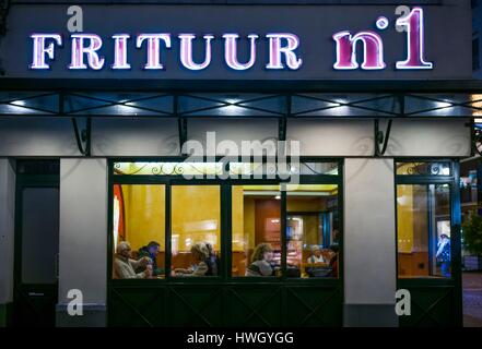 Belgien, Antwerpen, Frituur Nummer 1 Pommes-Fritte shop Stockfoto