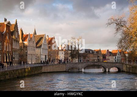 Belgien, Brügge, Canalside Gebäuden, Sonnenuntergang Stockfoto