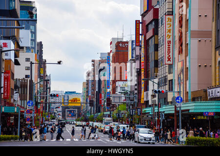 Tokyo, Japan-April 23, 2016: Menschen sind beim Überqueren der Straße in Asakusa. Dieses Viertel befindet sich in Taito-Ku entlang dem Westufer des Sumida-Gawa Rive Stockfoto