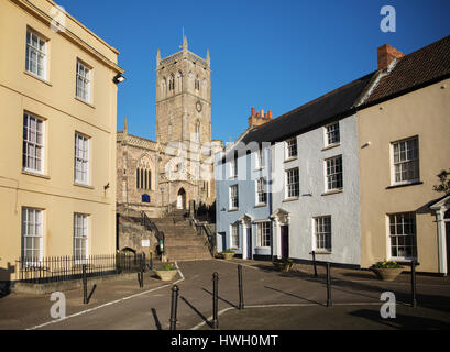 Axbridge Dorfplatz mit Kirche St. Johannes der Täufer in Somerset UK Stockfoto