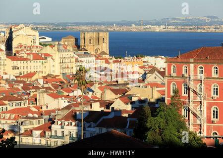 Portugal, Lisboa e Setubal Provinz, Lissabon, Baixa Bezirk, Kathedrale Santa Maria Maior (Kathedrale Sé) und den Tejo Stockfoto