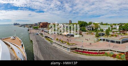 Kanada, Quebec Provinz, Mauricie region, Trois Rivieres, der Port Park an den Ufern des St. Lawrence Flusses, der luxusliner Seabourn Quest am Hafen Stockfoto