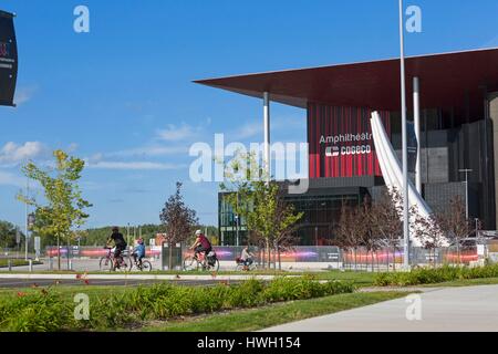 Kanada, Quebec Provinz, Region Mauricie, Trois-Rivieres, Cogeco Amphitheater, Theater, Familie Radfahrer Stockfoto