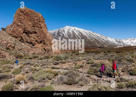 Espagne, Iles Kanaren, Ile de Tenerife, Parc national du Teide, Classé au Patrimoine Mondial de seine, Wanderer vor den Teide Stockfoto