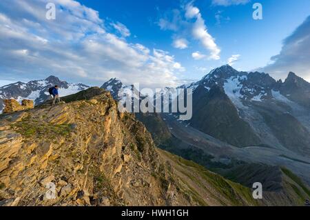 Italien, Valle d ' Aosta, Val Veni, Wanderer, die Betrachtung der italienischen Seite des Mont Blanc Massivs von den Gipfeln des Mont Fortin (2811m) Stockfoto