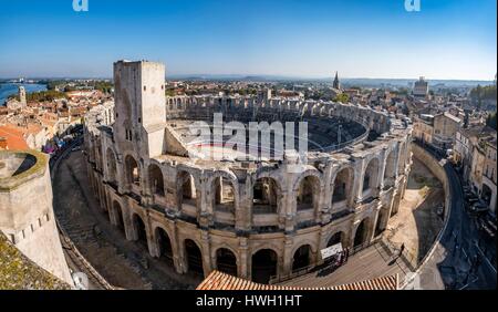 Bouches du Rhone, Arles, Frankreich, die Arenen, Roman Amphitheatre von 80-90 n. Chr., Weltkulturerbe der UNESCO, La Major Kirche im Hintergrund Stockfoto