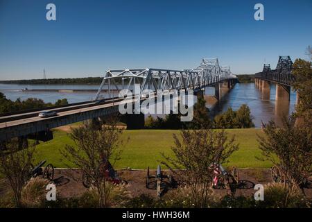 I-20-Highway und US-80 Brücken über den Mississippi River mit dem Fluss Lastkahn Verkehr, Vicksburg, Mississippi, Vereinigte Staaten Stockfoto
