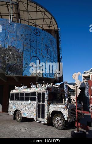 USA, Maryland, Baltimore, American Visionary Art Museum, Kunst-Bus am Museumseingang Stockfoto