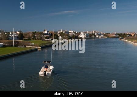 Vereinigte Staaten, New York, Long Island, The Hamptons, Westhampton Beach, Strandhäuser auf Shinnecock Bay Stockfoto