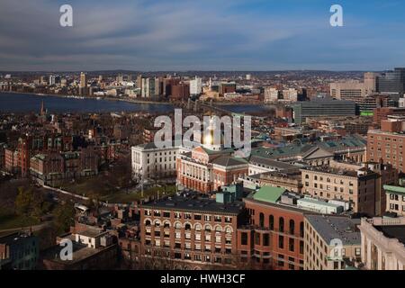 USA, Massachusetts, Boston, Beacon Hill, Massachusetts State House und Charles River, erhöhte Ansicht, tagsüber Stockfoto