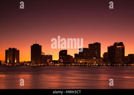 USA, Louisiana, New Orleans, Skyline der Stadt von Algier, Mississippi River, am Abend Stockfoto