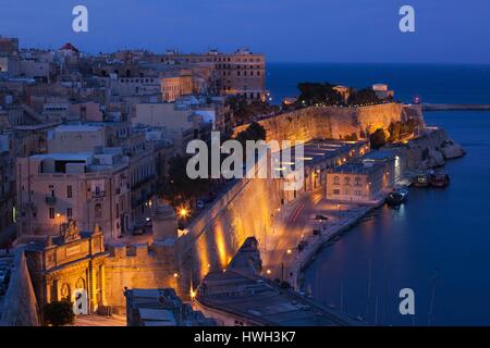 Malta, Valletta, Blick auf die Stadt vom Upper Barrakka Gardens, Abend Stockfoto