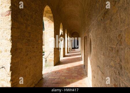 Frankreich, Aude, Le Pays Cathare (Land der Katharer), Narbonne, obere Galerie über den Kreuzgang der Stiftskirche Sainte Marie de Fontfroide Stockfoto