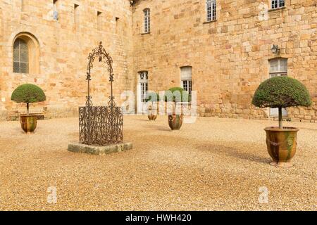 Frankreich, Aude, Le Pays Cathare (Land der Katharer), Narbonne, Ehrenhof der Abteikirche Sainte-Marie de Fontfroide Stockfoto