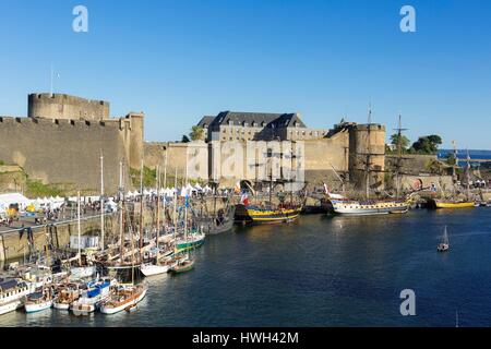 Frankreich, Finistere, Brest, Feste maritimes Internationales de Brest 2016 (International Maritime fest Brest 2016), Boote vom Chateau (das Schloss) Hosting der Marine Museum an der Mündung des Flusses Penfeld Stockfoto