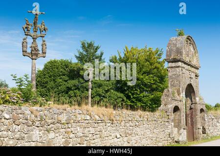 Frankreich, Finistere, Parc naturel Regional d'Armorique (Armorique natürlichen regionalen Parc), Sainte Marie du Menez Hom, Triumphbogen am Eingang von 1544 Kalvarienberg in der Pfarrei Gehäuse von Sainte Marie du Menez Hom Kapelle entfernt. Es hat drei Wellen. An der Spitze vertreten ist Jesus Christus gekreuzigt. Unter zwei Reiter. Die zweite Steg hält eine Pietà und zwei Statuen Saint Pierre und Saint Jean auf der einen Seite, Sainte Marie Madeleine und Saint Yves auf der anderen Seite. Eine weitere Statue an der Unterseite der Kalvarienberg entfernt stellt Marie Madeleine beugen vor dem gekreuzigten Christus Jesus Stockfoto