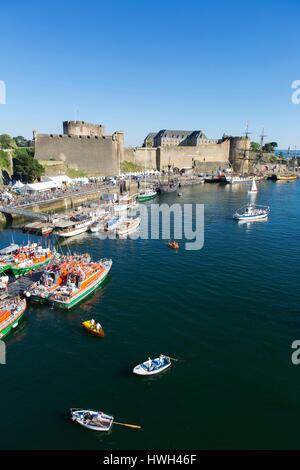 Frankreich, Finistere, Brest, Feste maritimes Internationales de Brest 2016 (International Maritime fest Brest 2016), Boote vom Chateau (das Schloss) Hosting der Marine Museum an der Mündung des Flusses Penfeld Stockfoto