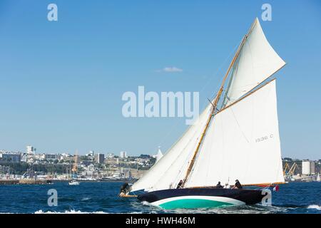 Frankreich, Finistere, Brest, Feste maritimes Internationales de Brest 2016 (International Maritime fest Brest 2016), grosse Sammlung von Segeln und Yachting und der Matrosen und Seefahrer, die Belle Poule, die Pen Duick erste von Eric Tabarly's Segelboote im Hafen von Brest Stockfoto