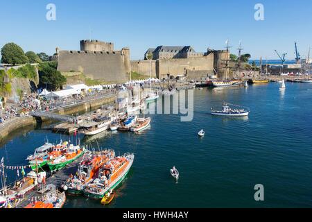 Frankreich, Finistere, Brest, Feste maritimes Internationales de Brest 2016 (International Maritime fest Brest 2016), Boote vom Chateau (das Schloss) Hosting der Marine Museum an der Mündung des Flusses Penfeld Stockfoto