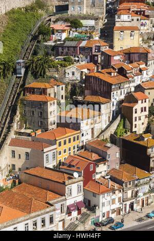 Portugal, Nordregion, Porto, Altstadt Weltkulturerbe der UNESCO, Bezirk Muralha Fernandina und die Standseilbahn Dos Guindais Stockfoto