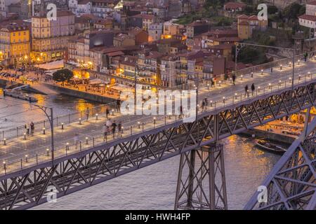 Region Nord, Porto, Altstadt zum Weltkulturerbe der UNESCO, Dom Luis Brücke als Weltkulturerbe von der UNESCO, zwischen 1881 und 1886 von Theophile Seyrig, Gustave Eiffel jünger, Ansicht der Cais da Ribeira historischen Viertel und Platz Praça da Ribeira da Vila Nova de Gaia Stockfoto