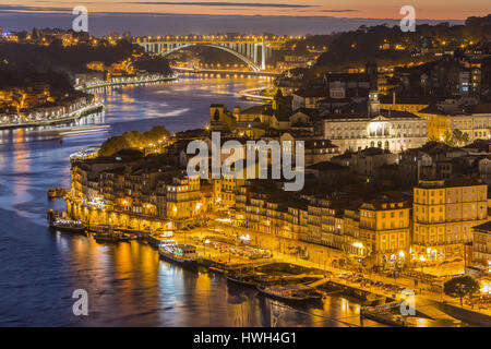 Region Nord, Porto, die historische Altstadt als Weltkulturerbe von der UNESCO, der Cais da Ribeira historischen Viertel und Platz Praça da Ribeira und die Brücke von Arrabida da Vila Nova de Gaia Stockfoto