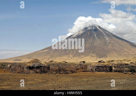 Massai-Dorf am Fuße des Berg Gottes (Ol Doinyo Lengai) - Heiliger Berg der Massai am Lake Natron, Norden von Tansania. Stockfoto