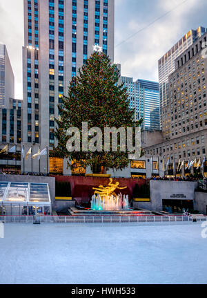 Rockefeller Center dekorierten Weihnachtsbaum - New York, USA Stockfoto