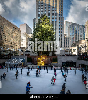 Menschen Eislaufen vor Rockefeller Center Weihnachtsbaum - New York, USA Stockfoto