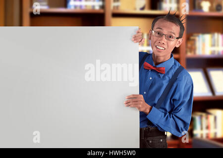 Asiatische nerdy glücklich zeigt leere Tafel für Exemplar auf Bibliothek Stockfoto