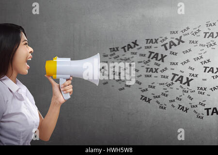 Attraktive Asian Business Frau sagen Steuern mit Megafon auf schwarze Wand Hintergrund Stockfoto