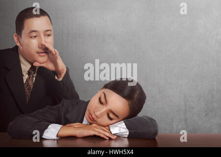 Junge asiatische Geschäftsmann Wach Schlaf Geschäftsfrau auf dem Amt Stockfoto