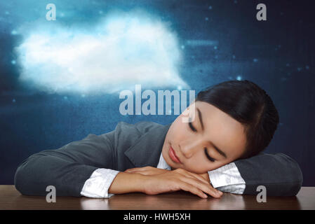 Überarbeitet Asian Business Frau in Schreibtisch bei der Arbeit schlafen in Ihrem Büro Stockfoto