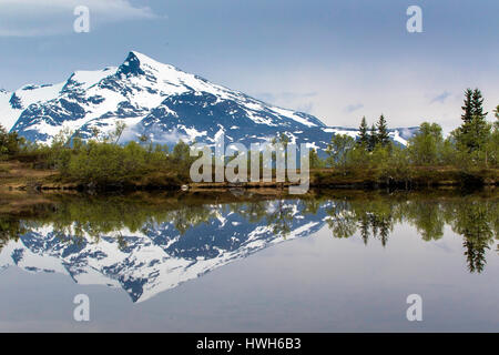 "Mountain Überlegung in Korgfjellet, Norwegen; Land im Norden; Korgfjellet; Lukttindan; 1343 m; Bergen; Svalvatnet; See; Jahreszeiten; Frühling; Taiga Stockfoto