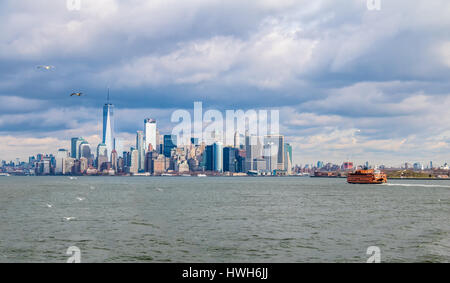 Staten Island Ferry und Lower Manhattan Skyline - New York, USA Stockfoto