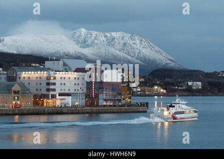 Morgen in Harstad, Norwegen, Troms, Harstad, Gryt? ya, Gryt? ya, Insel, Berge, Morgen Himmel, Tourismus, Pier, Fähre, Katamaran, schnelle Boot, Hotel Stockfoto