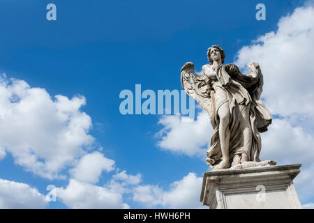 Engelsstatue mit Kleidungsstück und Würfel auf Castel Sant Brücke, mit himmlischen Himmel und Kopie Stockfoto