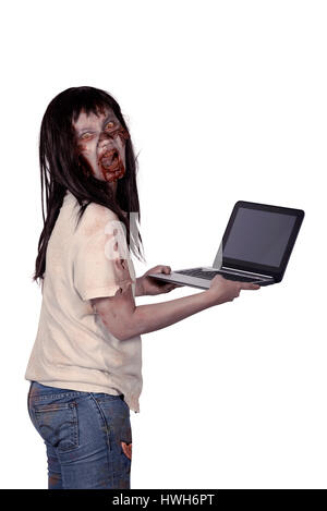 Beängstigend weibliche Zombie hält Laptop isoliert auf weißem Hintergrund Stockfoto