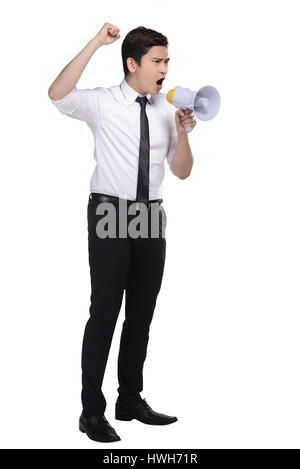 Asien-Geschäftsmann schreien über Megaphon isoliert auf weißem Hintergrund Stockfoto