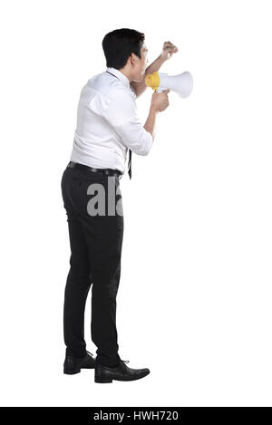 Asien-Geschäftsmann schreien über Megaphon isoliert auf weißem Hintergrund Stockfoto