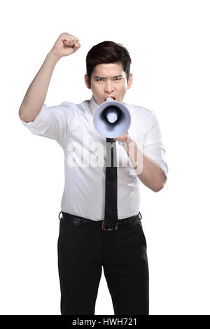 Asien-Geschäftsmann schreien über Megaphon isoliert auf weißem Hintergrund Stockfoto