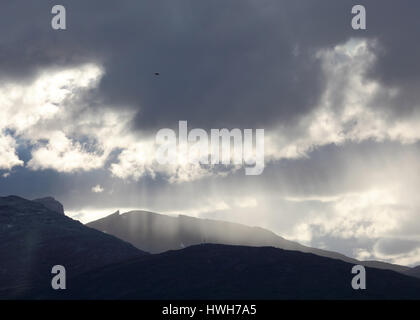 Regen, Wolken über Skittentind, Norway, Norwegen, Kval? ya, Skittentind, Wetter, Wetter, Wolken, Wolken, Berge, Berg, Vogel, Vögel, Sterne Taucher Stockfoto