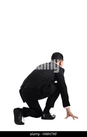 Mann kniet auf Startposition. Geschäftsmann, bereit, den Job zu starten. Stockfoto