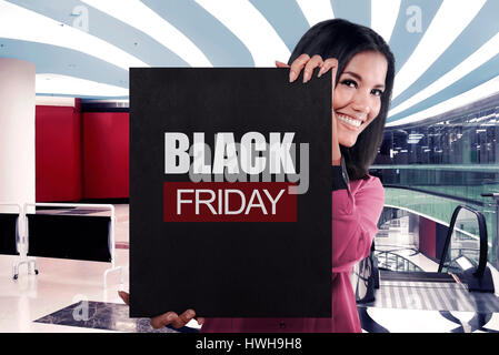 Lächelnd Asiatin halten schwarze Banner Verkauf mit BLACK FRIDAY Nachricht auf der mall Stockfoto