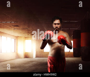 Asiatische Boxer Mann mit Boxsäcke zum Boxen üben Stockfoto