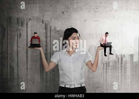 Asiatische Geschäftsfrau wählen Sie zwei Mann arbeiten. Arbeit-Promotion-Konzept Stockfoto