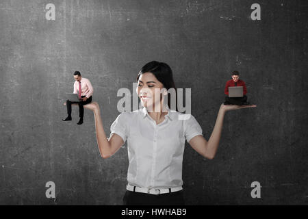 Asiatische Geschäftsfrau wählen Sie zwei Mann arbeiten. Arbeit-Promotion-Konzept Stockfoto