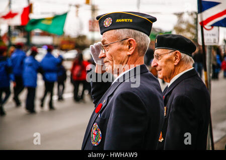 Zwei ältere Veteranen In Uniformen gelösten Parade Stockfoto