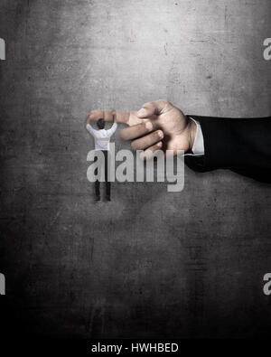 Asiatische Geschäftsmann hängen große Finger. Helfen in Business-Konzept Stockfoto